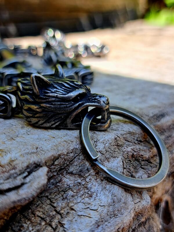 Heavy Duty Motorcycle Wallet Chain – Wolf Detail
