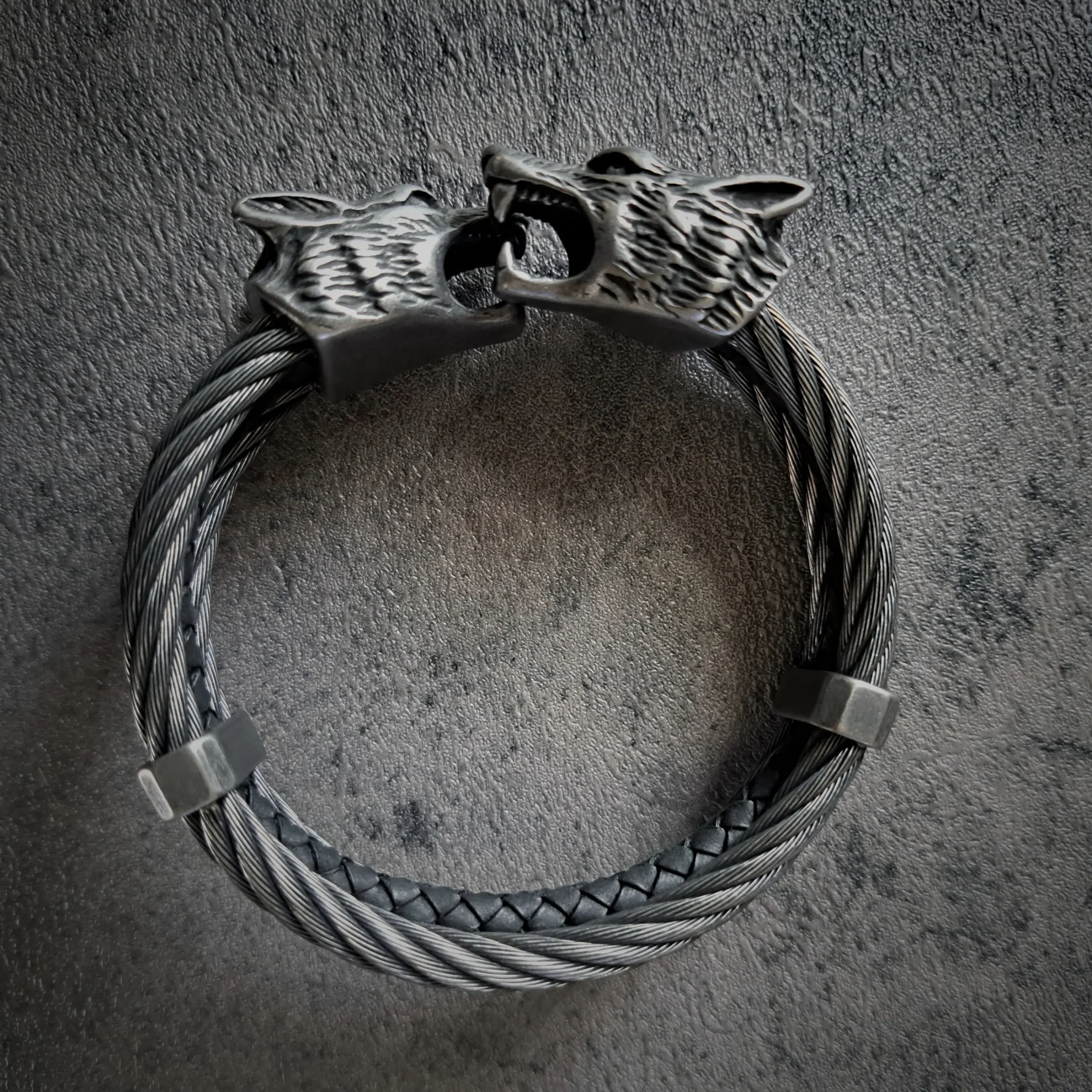 Men's Heavy Stainless Steel Wolf Head Bracelet | 133g, 22mm 1 Mens heavy stainless steel wolf head bracelet weighing 133g with 22mm heads